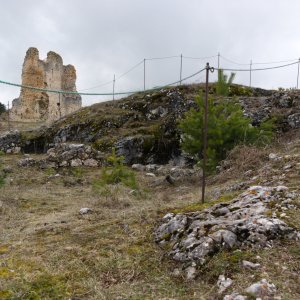21 - Le Château de Montaillou vu depuis la basse-cour
